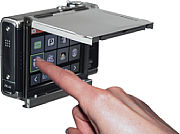 Touchscreen-Bedienung mit hochgeklapptem digiShield [Foto: Kaiser Fototechnik]