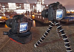 Versuchsaufbau: links THE Red Pod, rechts Gorillapod SLR-Zoom [Foto: Stephan Klapszus]