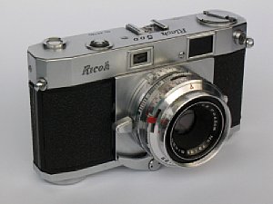 Messsucherkamera Ricoh 500 mit Bodenschnellaufzug [Foto: Harald Schwarzer]