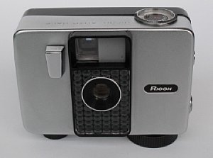 Halbformatkamera Ricoh auto half mit Federwerkmotor [Foto: Harald Schwarzer]