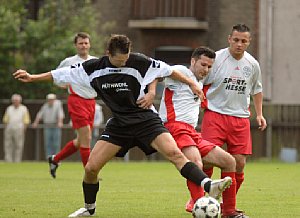 Fototipp Sportfotografie – Szene aus dem Relegationsspiel zur Bezirksoberliga zwischen Germania Wiesbaden und VfR 07 Limburg am 02.06.2007 [Foto: Dieter Kunzendorf]