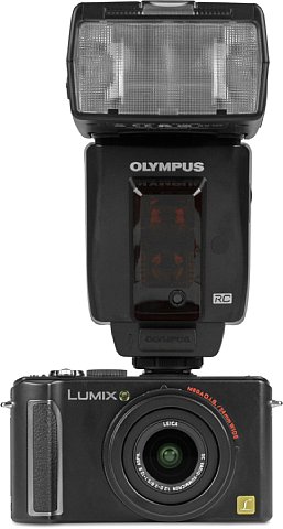 Panasonic Lumix DMC-LX3 mit Blitz [Foto: MediaNord]