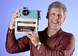 Steven J. Sasson mit dem Prototyp einer Digitalkamera aus dem Jahr 1975 [Foto: Steven J. Sasson]