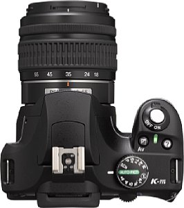 Pentax K-m mit Blitz DAL1855 [Foto: Pentax]
