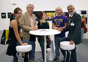 100 Jahre DVF - Auf dem DVF photokina-Stand: Willy Borgfeldt (2. v.l.) und Heinz-Walter Klein (r.) gaben an allen Messetagen besonders jungen Besuchern Auskunft über die Arbeit des DVF [Foto: MediaNord]