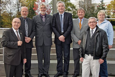 Gruppenfoto altes und neues DVF-Präsidium (v.l.n.r.): Georg S. Holzmann, Ehrenpräsident des DVF, Wolfgang Rau, Justitiar, Heinz-Walter-Klein, Vizepräsident, Willy Borgfeldt, neuer DVF-Präsident, Karl-Heinz Tobias, Vizepräsident, Presse und PR, Horst Lande [Foto: DVF]
