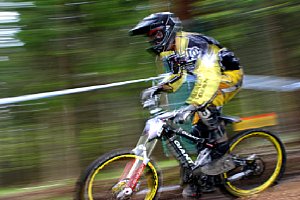 1/20 s, F9,5, ISO 400, Brennweite 28 mm, Blitz ein. Mitzieher mit Blitz. Die Geschwindigkeit des Fahrers wird dadurch deutlich. Für die Schärfe sorgt der Aufsteckblitz [Foto: Marco Knopp]