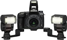 Olympus FL-BKM03 mit E-30 und 2x FL-36R [Foto: Olympus]