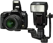 Olympus FL-BK04 mit E-30/EZ-1454 und FL-50R [Foto: Olympus]