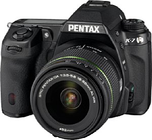 Pentax K-7 mit DA 18-55mm WR [Foto: Pentax]