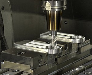 CNC-Fertigung des Teleschwenkers PRO bei der eki GmbH [Foto: eki/Alfred Krappel]