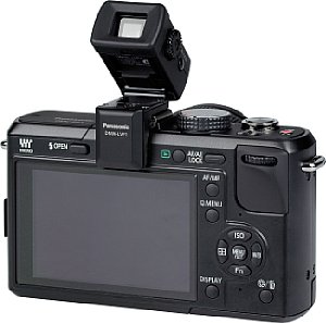 Panasonic Lumix DMC-GF1 mit Lumix G Vario 14-45 mm F3.5-5.6 ASPH OIS und aufgesetztem Live View Finder DMW-LVF1 [Foto: MediaNord]