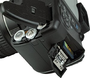 Pentax K-x mit Batteriefach und Speicherkartenfach [Foto: MediaNord]