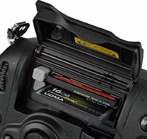 Nikon D3S Speicherkartenfach [Foto: MediaNord]