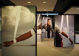 Leica Store Solms, großformatige Bilder von Leica-Kameras [Foto: Leica Camera AG]