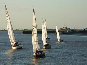 Die Bildwirkung des Teleobjektivs lässt die einzelnen Yachten der Regatta sehr nahe zusammen rücken, obwohl sie jeweils mehrere Bootslängen auseinander sind [Foto: MediaNord]