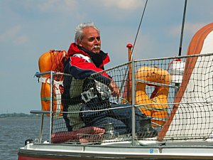 Der Steuermann und sein konzentrierter Blick, die vom Wind zerzausten Haare wurden als Detail herausgearbeitet [Foto: MediaNord]