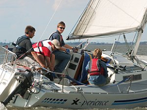 Durch Herausarbeiten von Details – hier dem Cockpit – werden Bilder interessanter. Eine Übersicht hätte die Personen und ihre Aktion nicht oder nur schwer erkennen lassen [Foto: MediaNord]