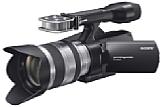 Sony Handycam NEX-VG10 mit Objektiv Sony SEL 18200 und Stereomikrofon [Foto: Sony]