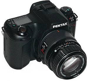 Pentax *istD mit angesetztem AF 1,7-Konverter [Foto: MediaNord]