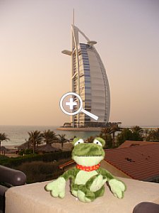 Sweety vor dem Burj al Arab in Dubai [Foto: Achim Dülken]