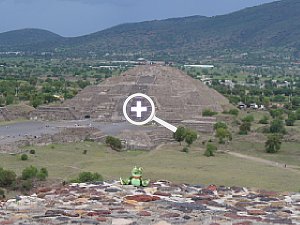 Sweety mit Blick auf die Pyramide des Mondes in Mexico [Foto:Anette Wensing]