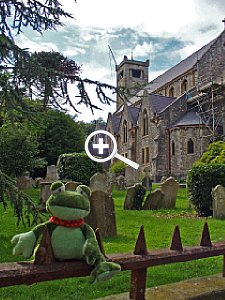 Sweety vor einer Kirche in England [Foto: Polidefkis Fountoukis]