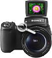 Sony DSC-R1 Frontansicht, Monitor aufgeklappt [Foro: Sony]