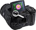 Sony DSC-R1 Schrägansicht, Monitor aufgeklappt [Foro: Sony]