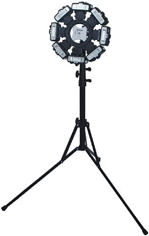 Nikon SB-R200 mit Studiostativ [Foto: Nikon Deutschland]