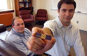 Mark Bocko und Zeljko Ignjatovic mit einem Prototyp des neuen CMOS-Chips [Foto: Universität Rochester]