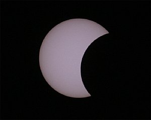 Sonnenfinsternis: Bei dieser partiellen Sonnenfinsternis kam wieder die "Russentonne" zum Einsatz. Belichtet wurde 1/500 s mit einer EOS 20D bei 800 ASA. Optik und Kamera waren mit einem Selbstbaufilter mit spezieller Sonnenfilter-Folie geschützt [Foto: Sven Hunger-Weiland]