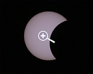 Sonnenfinsternis: Bei dieser partiellen Sonnenfinsternis kam wieder die "Russentonne" zum Einsatz. Belichtet wurde 1/500 s mit einer EOS 20D bei 800 ASA. Optik und Kamera waren mit einem Selbstbaufilter mit spezieller Sonnenfilter-Folie geschützt [Foto: Sven Hunger-Weiland]