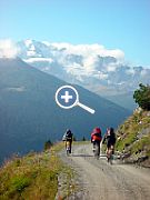 Wundersch�ner und fahrbarer S�umerweg Richtung Berninapass, Schweiz 2002  [Foto: Helmut Scheuer]