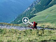 Bikerkollege Ernst auf einer hochprozentigen Schiebepassage mit irrem Ausblick, Lichtensteiner Alpen (2003) [Foto: Helmut Scheuer]
