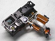 Der seitlich gefaltete Zoommodul der Sony  DSC-F88, mit optischem Sucher und Blitz. [Foto:Wilfried Bittner]