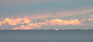 Himmel und Vordergrund wurden hier so beschnitten, dass Meer, Landschaft und Himmel je ein Drittel des Bildes füllen; es entsteht ein Pseudopanorama. Fotos: Renate Kostrzewa, Lumix DZ 20, ca. 200 mm Tele [Foto: Renate Kostrzewa]