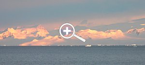 Himmel und Vordergrund wurden hier so beschnitten, dass Meer, Landschaft und Himmel je ein Drittel des Bildes füllen; es entsteht ein Pseudopanorama. Fotos: Renate Kostrzewa, Lumix DZ 20, ca. 200 mm Tele [Foto: Renate Kostrzewa]