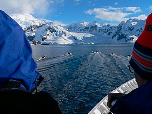 … noch besser ist diese Lösung: Statt nur das Schiff einzubeziehen, hier aus der Sicht des Betrachters fotografiert. Die Personen rechts und links grenzen das Motiv ein und fokussieren den Blick auf Mittel- und Hintergrund. Besser kann man es nicht mehr machen. Paradise Bay, Westliche Antarktische Halbinsel. Lumix DZ 20, 36 mm WW [Foto: Renate Kostrzewa]