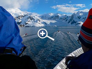 … noch besser ist diese Lösung: Statt nur das Schiff einzubeziehen, hier aus der Sicht des Betrachters fotografiert. Die Personen rechts und links grenzen das Motiv ein und fokussieren den Blick auf Mittel- und Hintergrund. Besser kann man es nicht mehr machen. Paradise Bay, Westliche Antarktische Halbinsel. Lumix DZ 20, 36 mm WW [Foto: Renate Kostrzewa]