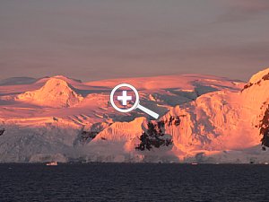 Bei untergehender Sonne fotografiert: Gerlache Strait Richtung Port Lockroy, Westliche Antarktische Halbinsel. Lumix DZ 20, 432 mm Tele  [Foto: Renate Kostrzewa]