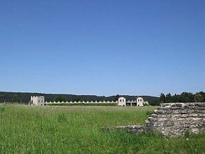 Bild 1: Der wolkenlose Himmel ist zwar Original, lässt aber das römische Kastell etwas fad erscheinen [Foto: Martin Vieten]