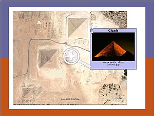 Auf die Satellitenansicht der Pyramiden von Gizeh lassen sich beliebige Fotos verteilen, die sich nach einem Klick auf eine Markierung öffnen [Foto: Photoworld]