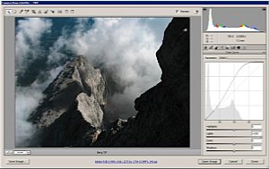 Der Camera-Raw-Dialog von Photoshop CS3 übernimmt die Einstellungen aus Lightroom 1:1, hier zu erkennen an der Einstellung der Gradationskurve [Foto:Heico Neumeyer]