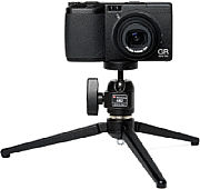 Ricoh GR Digital Professional-Set mit Tabletop-Stativ [Foto: Ricoh]