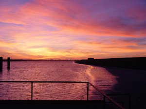 Sonnenuntergang an der Schleuse [Foto: Günter Hauschild]