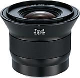 Das Zeiss Touit 2.8/12 mm fällt durch die zur Vorderseite hin konische Form auf, dadurch lassen sich trotz des Weitwinkels Filter vignettierungsfrei verwenden. [Foto: Zeiss]