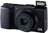 Die Ricoh GR kommt im klassischen digital-GR-Design. Das kompakte Gehäuse beherbergt aber einen APS-C großen CMOS-Sensor mit 16 Megapixeln und eine 28 mm Festbrennweite (KB). [Foto: Ricoh]