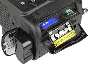 Nikon D7100 Speicherkartenfach und Akkufach [Foto: MediaNord]