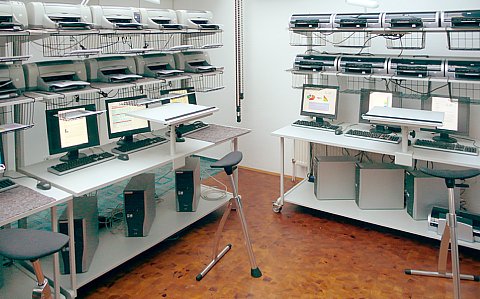 Testlabor bei der Innovationstechnik GmbH mit den Druckern für die HP-Vergleichsstudie über Nachfülltinten [Foto: MediaNord]